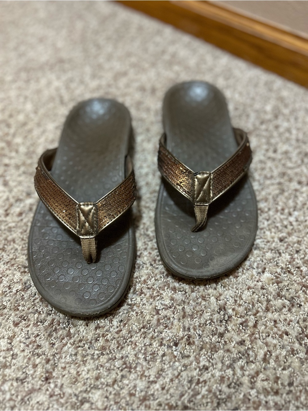 Vionic Brown Flip Flop Sandal with Sequins Size 6.5